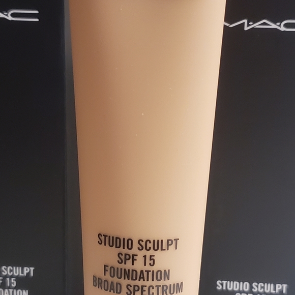 MAC Studio Sculpt Foundation SPF 15 *NC37* - Picture 2 of 4